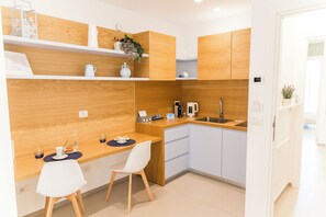 Réfrigérateur, surface de cuisson, cafetière-théière