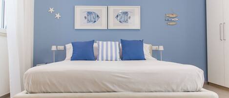 Tabla de planchar con plancha, wifi gratis, ropa de cama