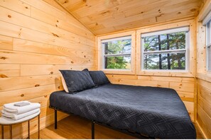 3 bedrooms, free WiFi, bed sheets - Arbutus Lake Haven | 10 mi from TC | Pets OK! (Traverse City)