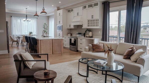 Smart TV, fireplace