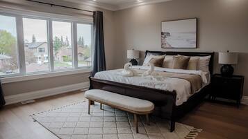 5 bedrooms, iron/ironing board, WiFi, bed sheets