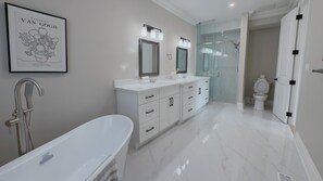 Dusche, Haartrockner, Bidet, Handtücher