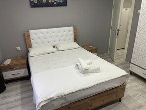 ห้องเบสิก, เตียงใหญ่ 1 เตียง | ห้องน้ำ | ฝักบัว, ไดร์เป่าผม, ผ้าเช็ดตัว, สบู่