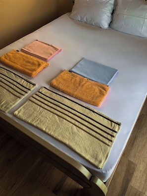 4 habitaciones, tabla de planchar con plancha, wifi y ropa de cama
