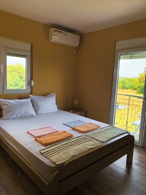 4 bedrooms, iron/ironing board, WiFi, bed sheets