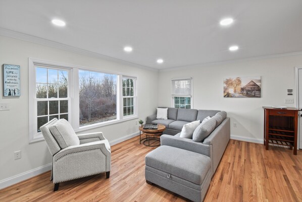 Smart TV - Hilltop Retreat (Round Hill)