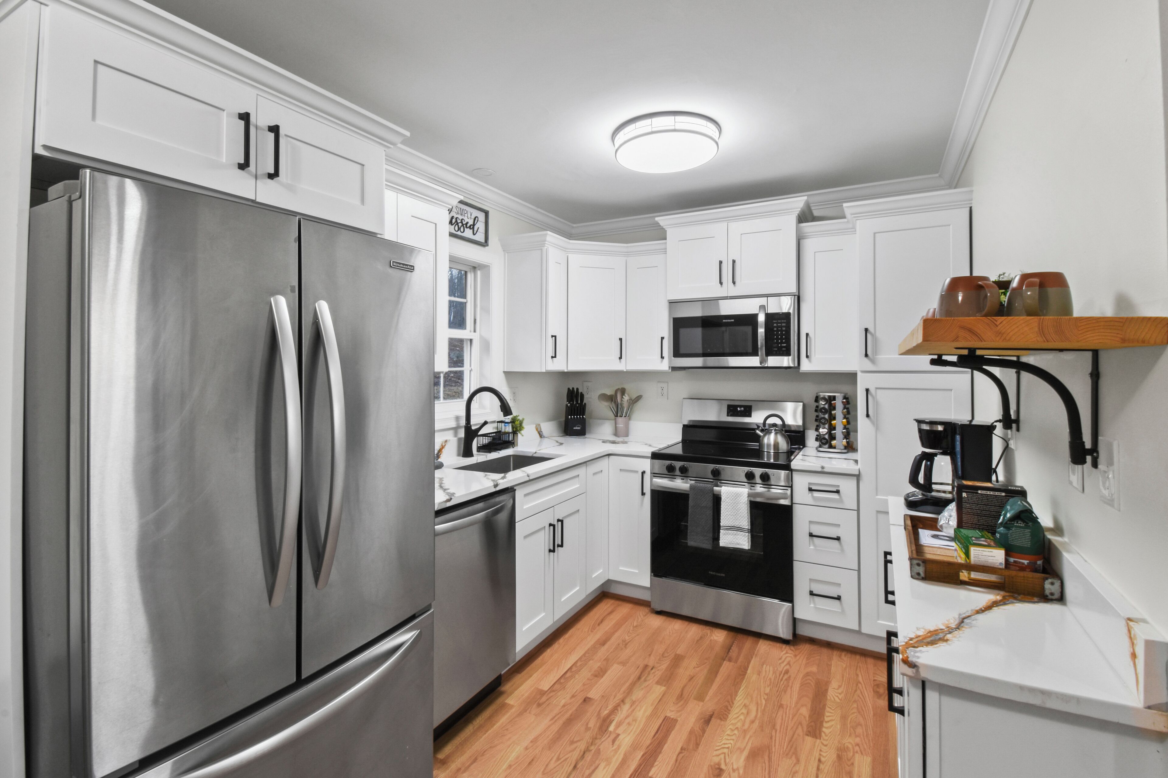 Réfrigérateur, micro-ondes, four, plaque de cuisson