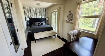 Discover the charm of Palmer Lake at this cozy cottage in this peaceful town.