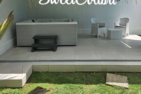 Outdoor spa tub