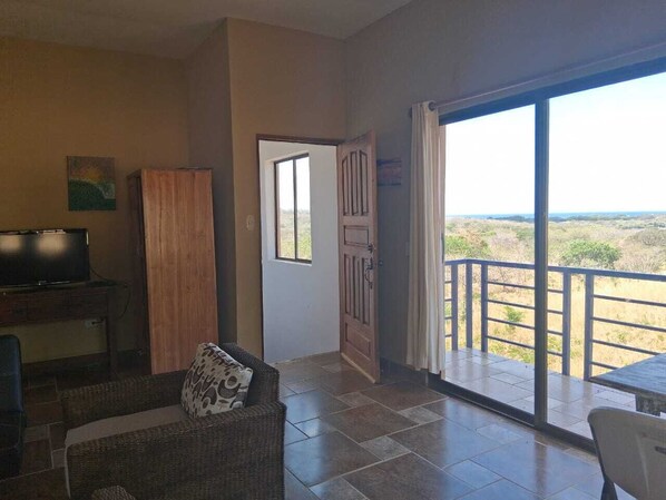 Living area - Spacious apartment with ocean view (Tola)