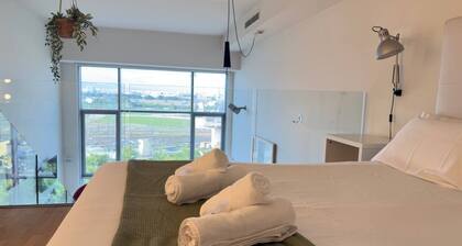 Nava Stay - Bright loft with private parking 5 min from the university