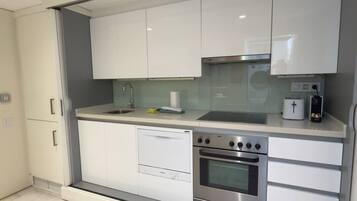 Micro-ondes, four, plaque de cuisson, lave-vaisselle