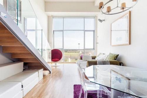 Nava Stay - Bright loft with private parking 5 min from the university