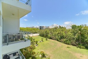 Huoneisto, näköala uima-altaalle | Näkymä parvekkeelta