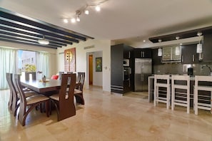 Apartment, Poolblick | Wohnbereich