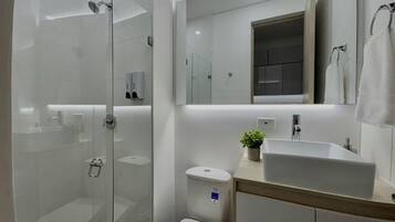 Estudio City, vistas a la ciudad | Baño | Ducha, secador de pelo, toallas y jabón