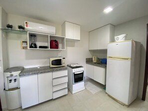 Căn hộ cơ bản | Bếp riêng | Lò vi sóng, dụng cụ nấu nướng/bát dĩa/dao nĩa 