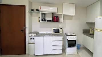 Apartamento básico | Cozinha privada | Micro-ondas, talheres/pratos/utensílios de cozinha