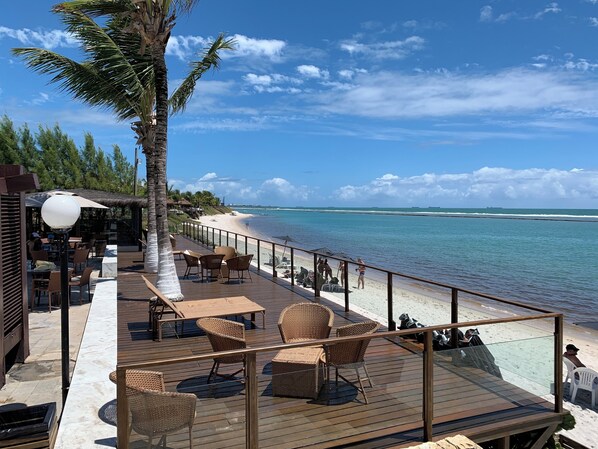 Di pantai, pasir putih, dan bar pantai