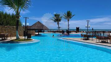3 piscines extérieures