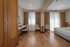 Deluxe tweepersoonskamer | Een bureau, gratis wifi, beddengoed
