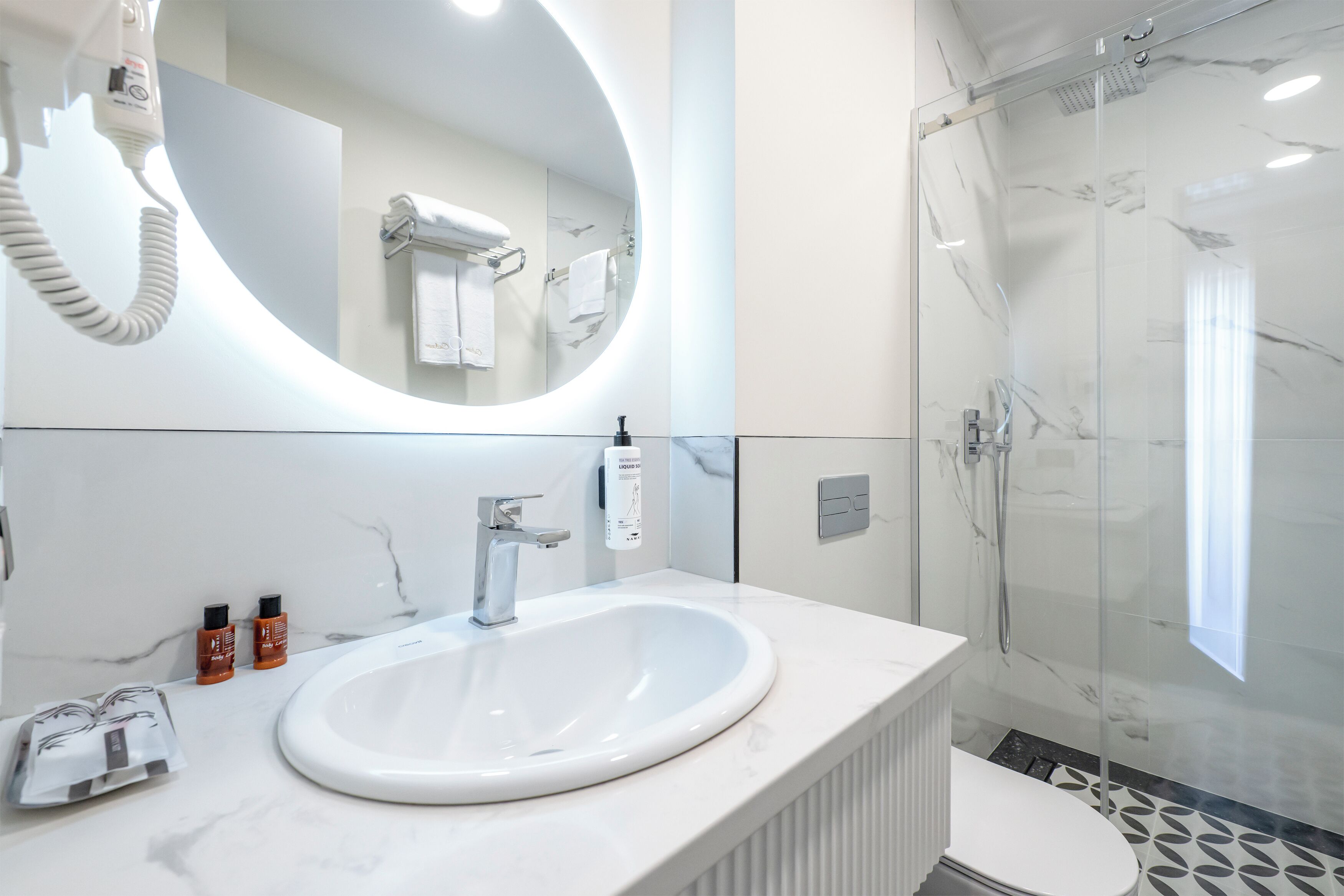 Superior Double Room | Bathroom | Shower, free toiletries, hair dryer, bathrobes