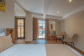 Superior Double Room | Desk, free WiFi, bed sheets - Boutique Hotel Calligraphy (Tbilisi)