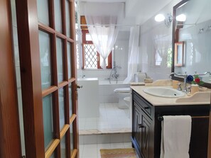 シャワー、ヘアドライヤー、ビデ、タオル