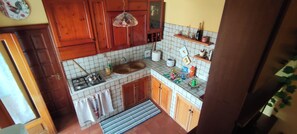 Réfrigérateur, four, plaque de cuisson, cafetière/bouilloire