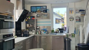 Kaffetrakter/tekoker, kjøleskap, mikrobølgeovn og ovn