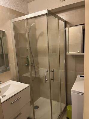 Dusch, hårtork, handdukar och tvål