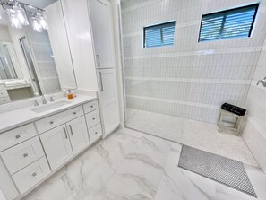 Shower, hair dryer, towels - TOP FLORIDA's Villa Sun Castle (Cape Coral)