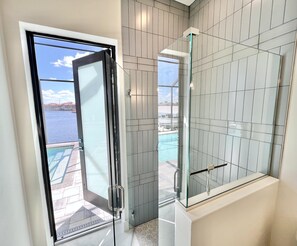 Douche, sèche-cheveux, serviettes fournies