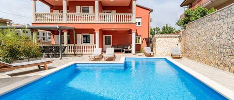 حمّام سباحة خارجي