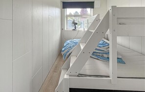 Iron/ironing board, travel cot, free WiFi
