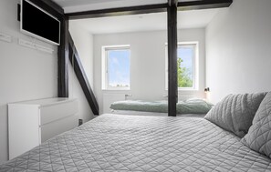 9 bedrooms, travel cot, free WiFi - Gorgeous home in Hurup Thy with WiFi (Hurup Thy)