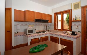 Refrigerador, parrilla de estufa y cafetera y tetera