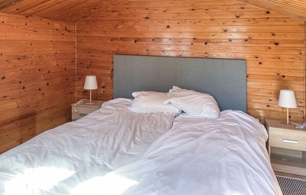 Travel cot, free WiFi
