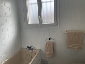 Secadora de cabello, jabón, shampoo, papel de baño 