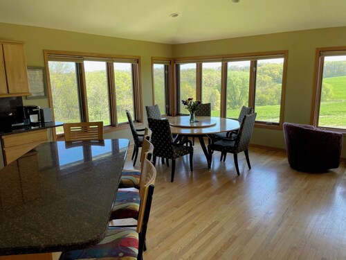 Spacious  5-bedroom  80 acres family farm retreat with AC, WiFi in rural Verona