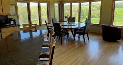 Spacious 5-bedroom 80 acres family farm retreat with AC, WiFi in rural Verona