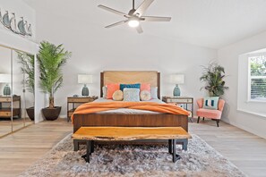 3 slaapkamers, een bureau, een strijkplank/strijkijzer, reisbedje