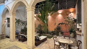 Outdoor dining - Moroccan house in the center with pool and rooftop terrace (Santa Marta)