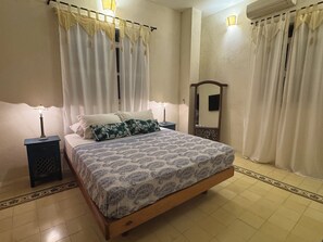 6 bedrooms, iron/ironing board, WiFi, bed sheets - Moroccan house in the center with pool and rooftop terrace (Santa Marta)