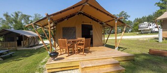 A Calm and Cozy Lakeside Glamping Retreat Awaits