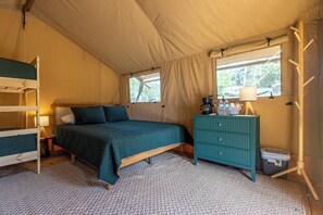 1 bedroom, internet, bed sheets - A Calm and Cozy Lakeside Glamping Retreat Awaits (Onalaska)