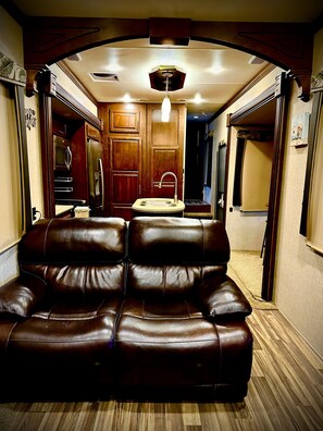 Interior - Luzury 5th Wheel on the Ms Gulf Coast with access to all Campground amenities. (Pearlington)