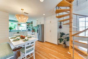 Dining - Walk to Gulf: Luxe Luau-Themed Gem in Holmes Beach (Holmes Beach)