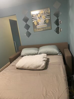1 bedroom, desk, free WiFi, bed sheets