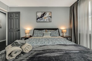 4 bedrooms, iron/ironing board, internet, bed sheets